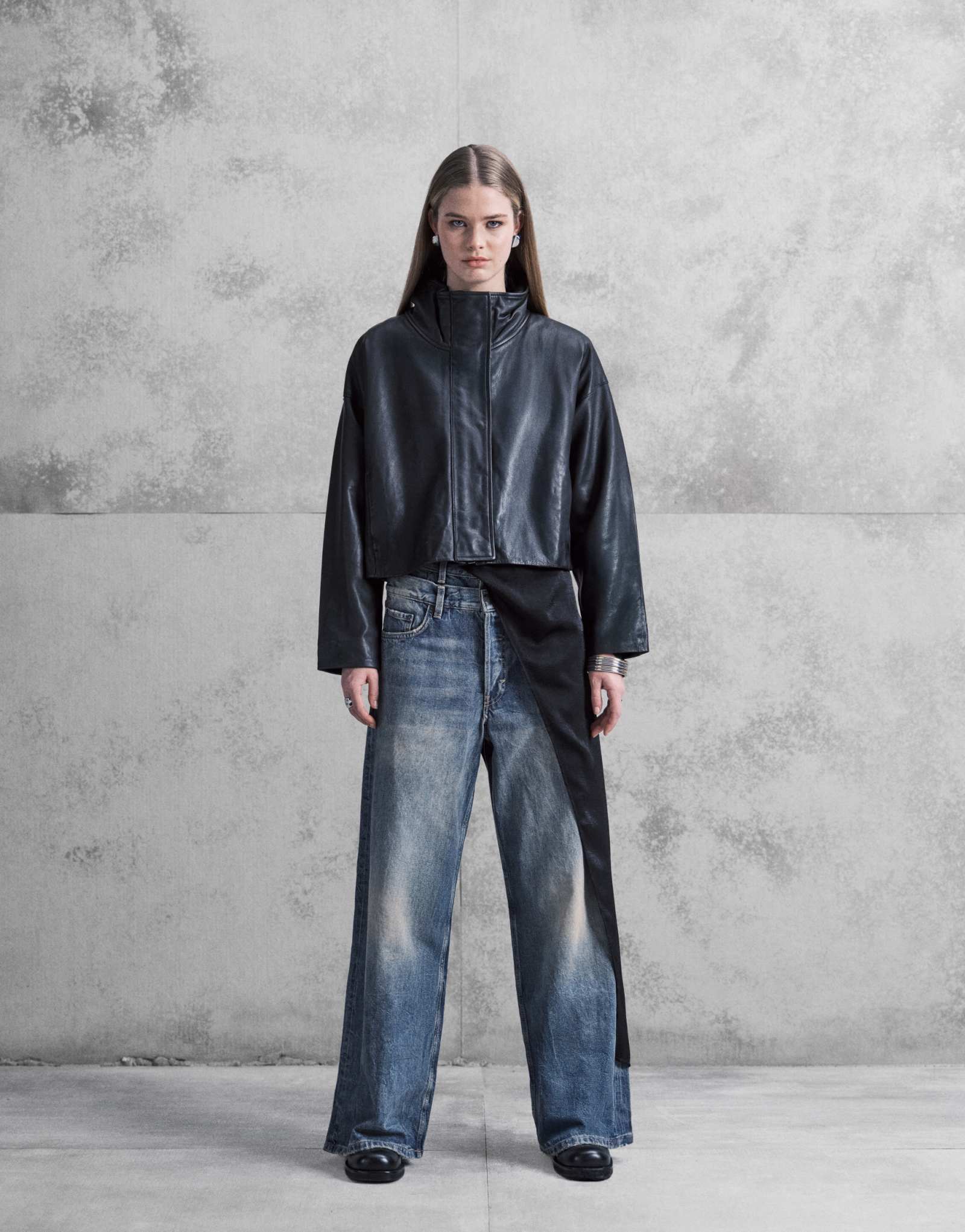 Повседневные мешковатые джинсы свободного кроя унисекс с широкими штанинами и двойным поясом, выполненные в выцветшем синем цвете.