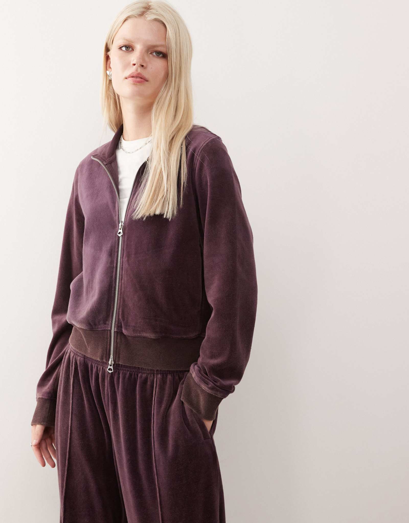Повседневный бархатный жакет на молнии темно-сливового цвета - часть комплекта