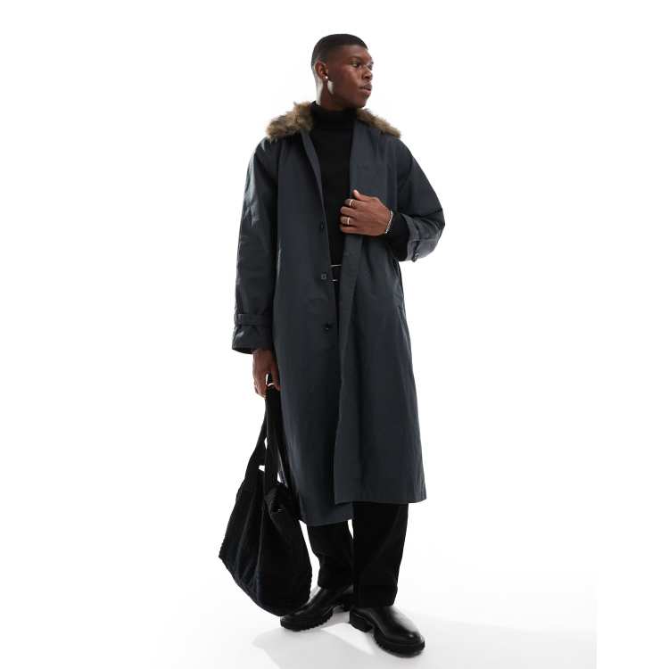 Weekday Wade Oversize Trenchcoat in gebrochenem Schwarz mit Kunstpelzkragen