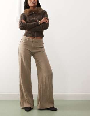 Weekday - Weit geschnittene Hose in Maulfwurfbraun mit Knitterstruktur