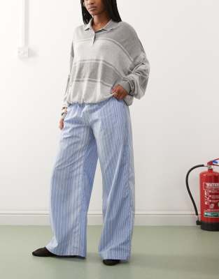 Weekday - Weit geschnittene Hose mit ungleichen blauen Streifen