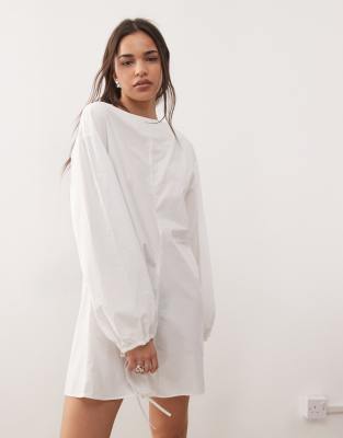 Weekday - Weit geschnittenes, langärmliges Mini-Hängerkleid in Weiß