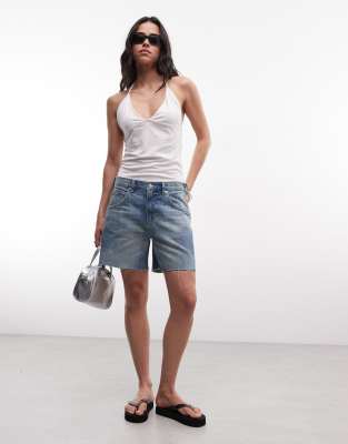 Weite Jeans-Shorts in blauer Waschung mit niedrigem Bund und verdrehter Naht vorne Blau W26