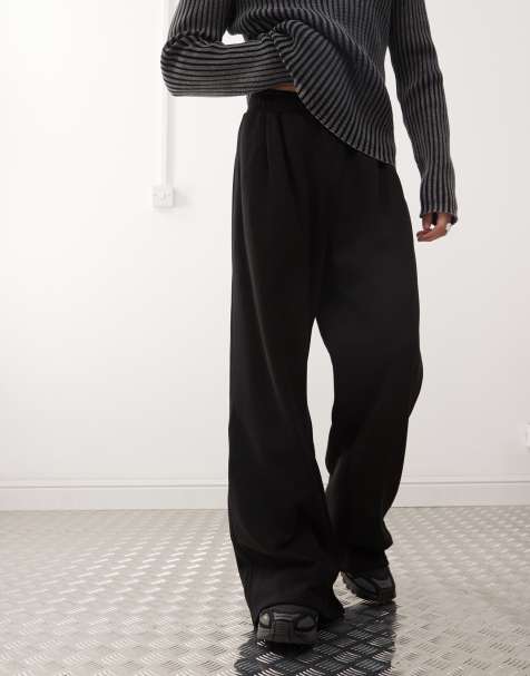 Weekday – Wind – Jogginghose in Schwarz mit superweitem Bein und Bundfalten - view 1