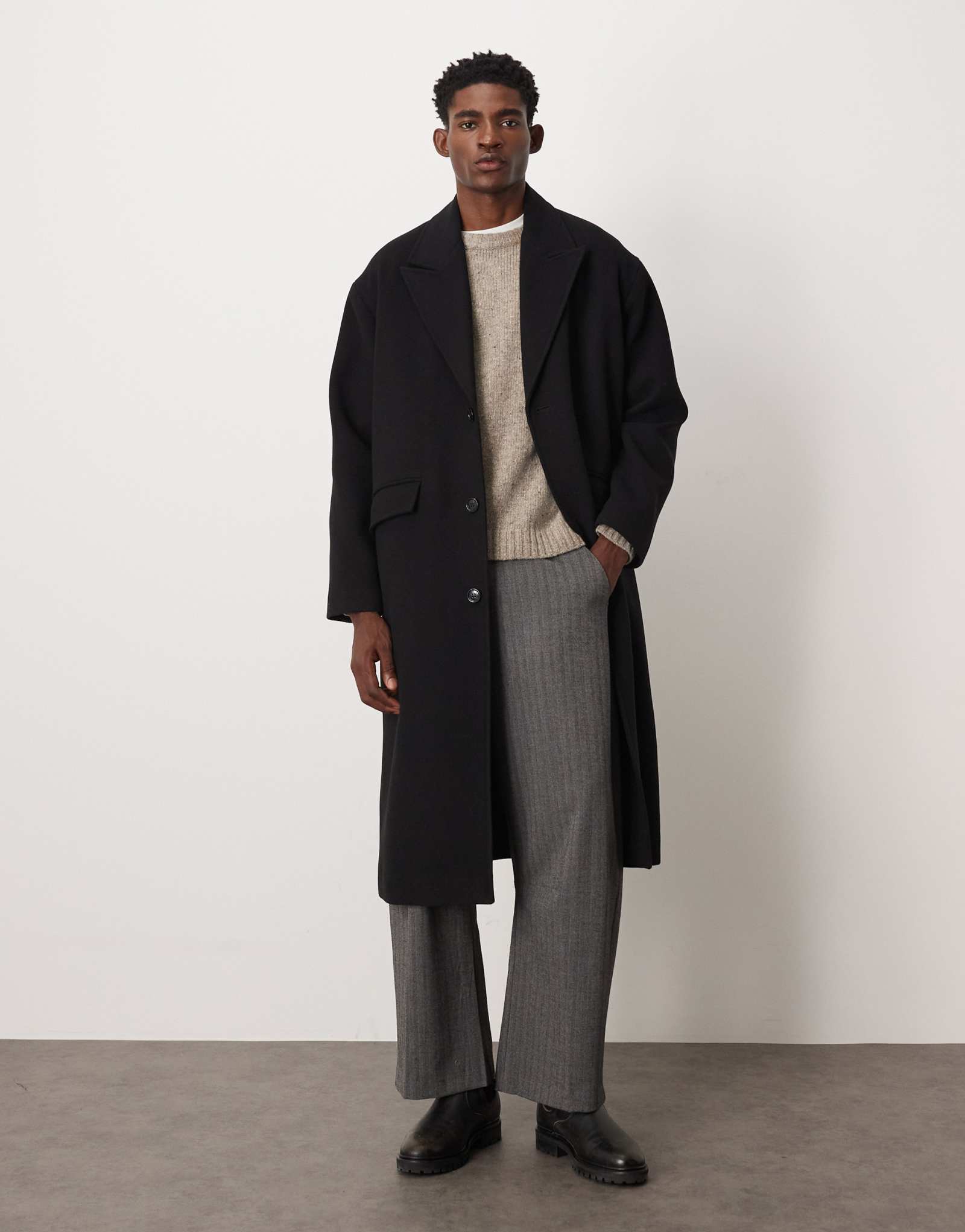 Повседневное пальто из полушерстяной ткани черного цвета