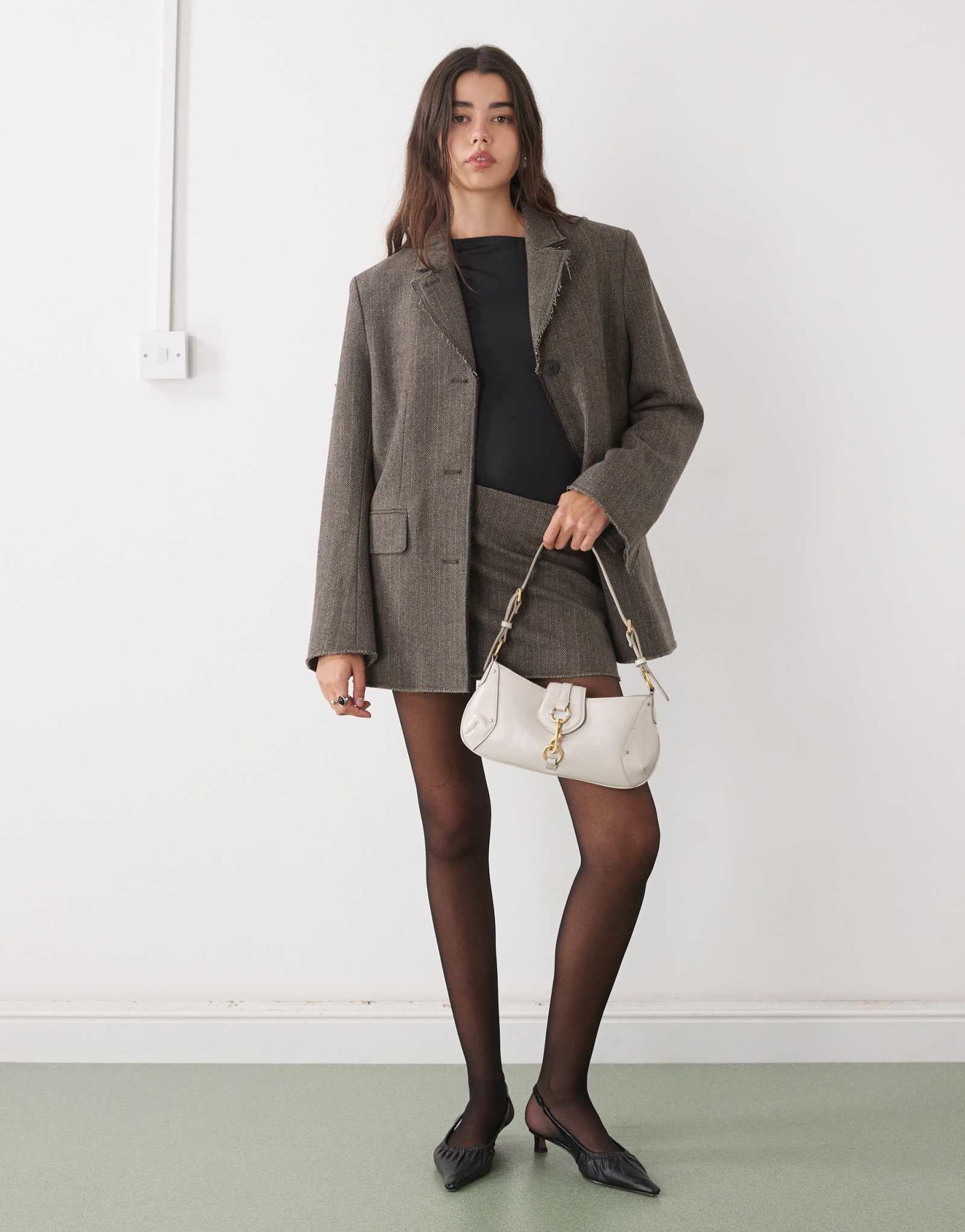 Повседневный блейзер-оверсайз из полушерстяной ткани с необработанными краями в темно-синюю елочку - часть комплекта