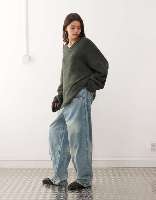 Weekday wool blend super oversized v neck jumper in dark green melange, 3 of 4