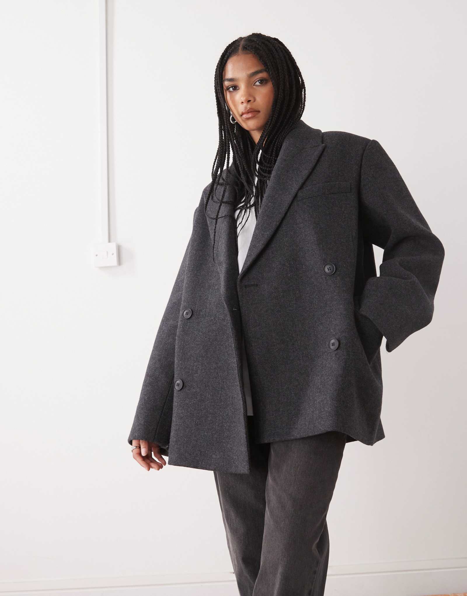 Повседневный шерстяной двубортный пиджак-блейзер оверсайз темно-серого цвета в елочку