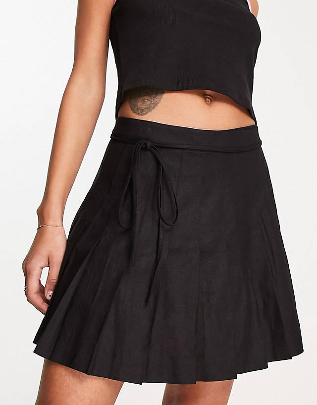 Weekday - wrap linen blend pleated mini skirt in black