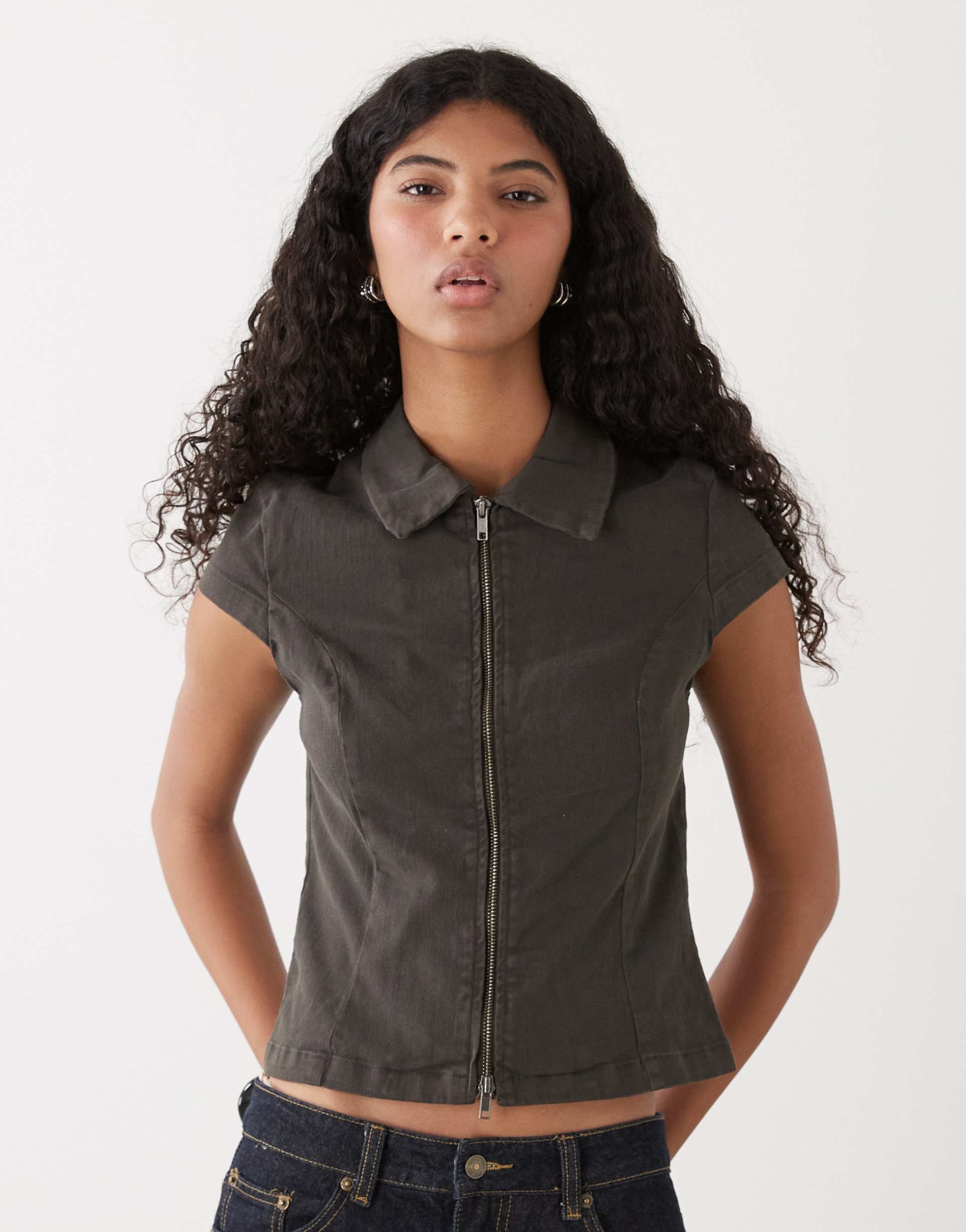 weekday zip through top with cap sleeves in dark gray