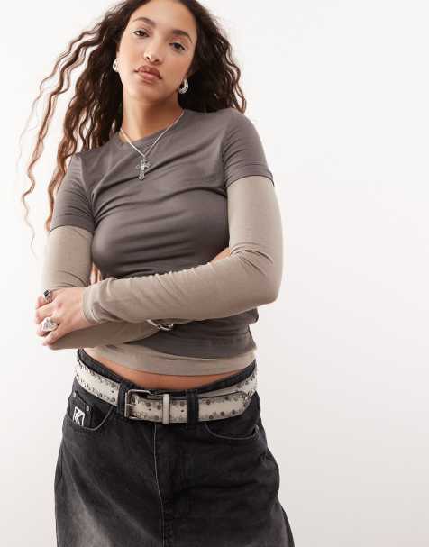 Weekday – Zweilagiges T-Shirt in farblich abgestimmtem Braun mit schmalem Schnitt - view 1