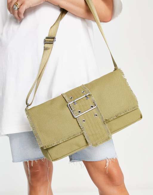 Weekday's – Umhängetasche mit ausgefranstem Saum und Schnallendetail in Khaki, im Stil der 90er