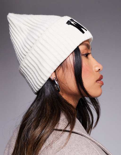 Weekend Collective – Biała czapka beanie z logo w uczelnianym stylu, 3 z 3