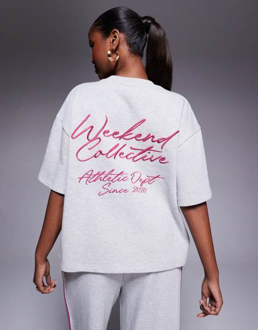 Weekend Collective – Bluza dresowa w szarym melanżowym kolorze z krótkim rękawem i haftowaną śliwkową grafiką
