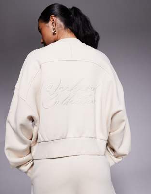 Weekend Collective - Bomber-Sweatjacke aus schwerem Stoff in Steinbeige mit Reißverschluss und Kritzel-Rückenprint, Komb...