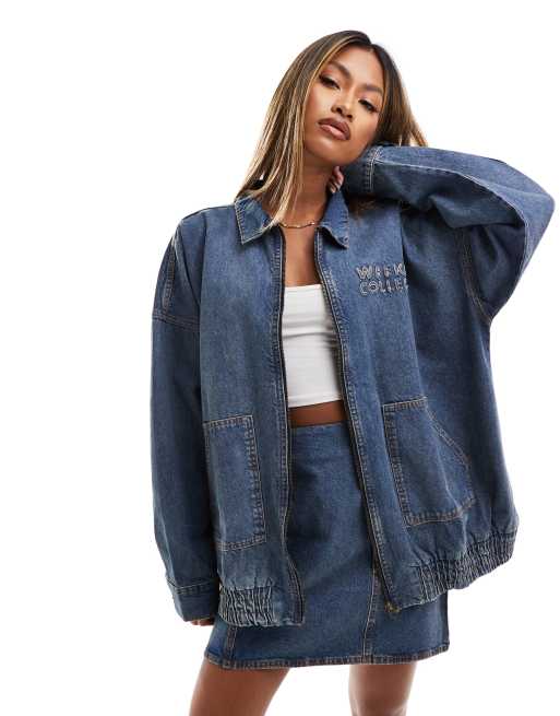 Weekend Collective - Bomberjack van denim met logo en wassing in middenblauw