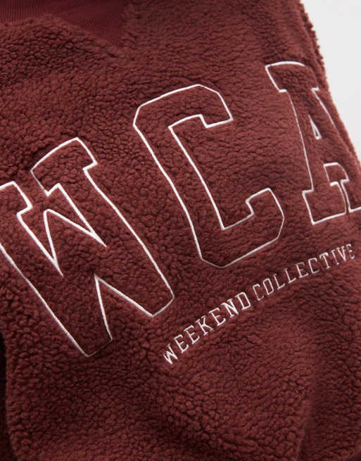 Weekend Collective borg batwing sweatshirt met WCA graphic in bordeauxrood, 3 van 4