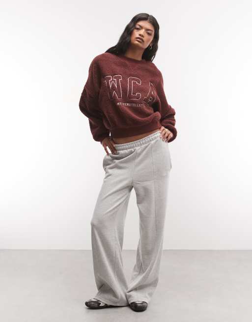 Weekend Collective borg sweatshirt med batwing-ærmer og WCA-grafik i burgundy, 2 af 4
