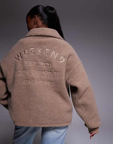 Weekend Collective - Brun fleece med halv lynlås og broderet detalje på ryggen i imiteret lammeskind - view 1