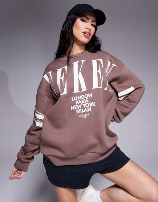 Weekend Collective – Chokladbrun sweatshirt i oversize med staplad logga
