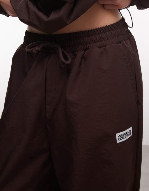 Weekend Collective - Chokoladebrune joggingbukser i nylon med barrel-ben - Del af sæt, 4 af 5