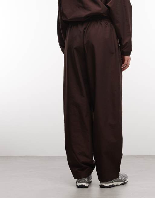 Weekend Collective - Chokoladebrune joggingbukser i nylon med barrel-ben - Del af sæt, 5 af 5