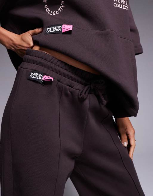 Weekend Collective - Chokoladebrune joggingbukser med svaj og pink broderet grafik, 2 af 5