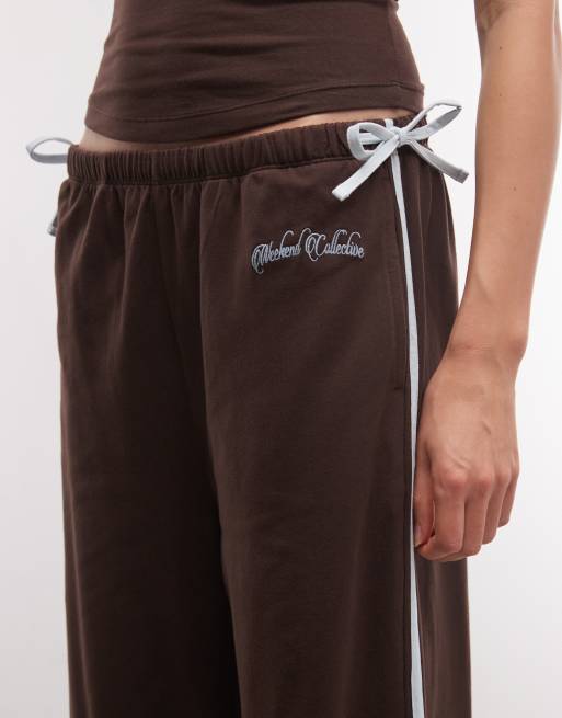 Weekend Collective co-ord jogger a gamba dritta con profili blu, color cioccolato, 4 di 5
