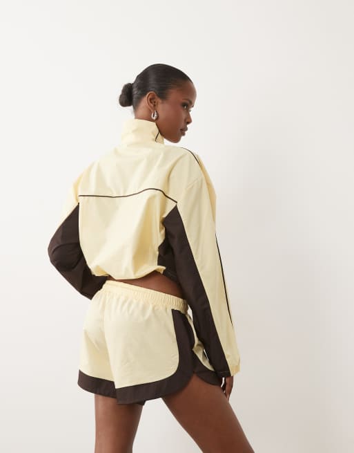 Weekend Collective co-ord nylon hardloopshort in buttermilk en chocoladebruin, 5 van 5