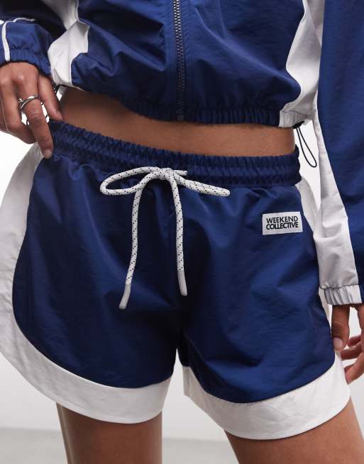 Weekend Collective Co-ord Nylon-Track-Runner-Shorts in Marineblau und Weiß, 2 von 5