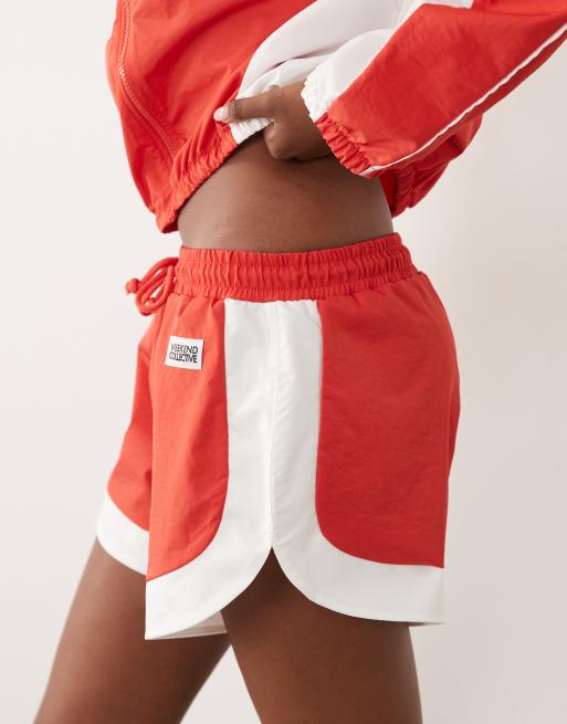 Weekend Collective Co-ord Nylon-Trackrunner-Shorts in Rot und Cremeweiß, 2 von 5