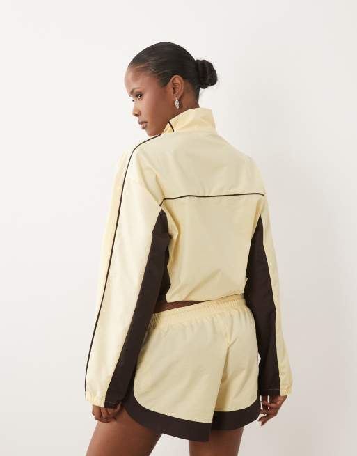 Weekend Collective co-ord nylon træningsjakke i buttermilk og chocolate, 4 af 4