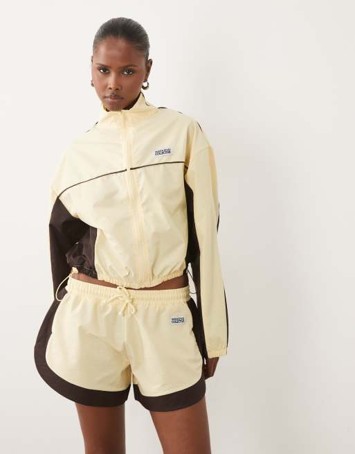 Weekend Collective co-ord nylon træningsshorts i buttermilk og chocolate, 3 af 5