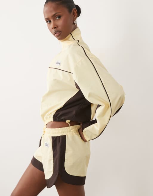 Weekend Collective co-ord nylon træningsshorts i buttermilk og chocolate, 4 af 5