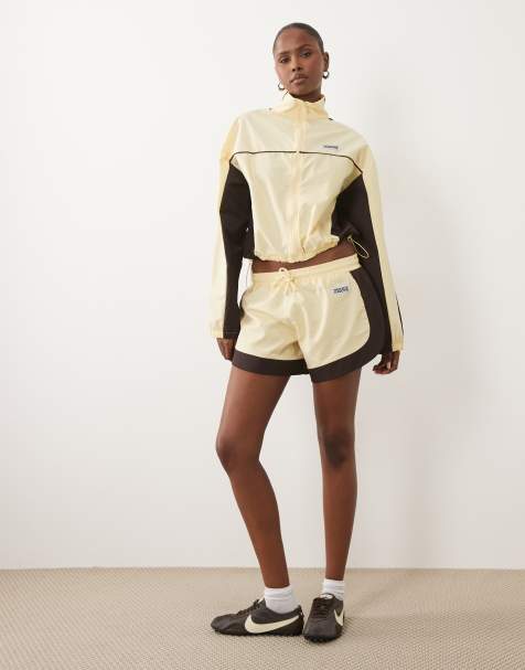 Weekend Collective co-ord trainingsshort in botergeel en donkerbruin - view 1