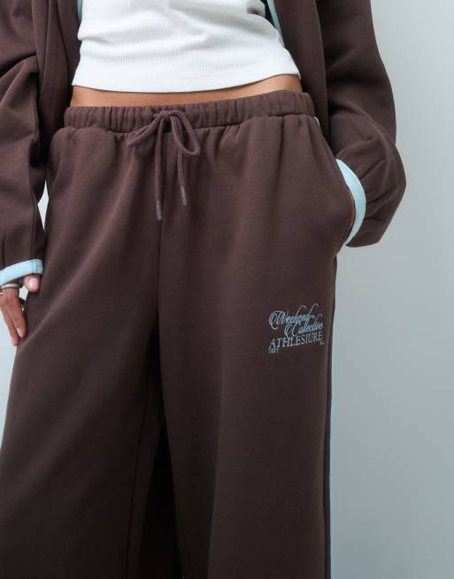 Weekend Collective co-ord wide leg joggers met blauwe bies in bruin, 2 van 5