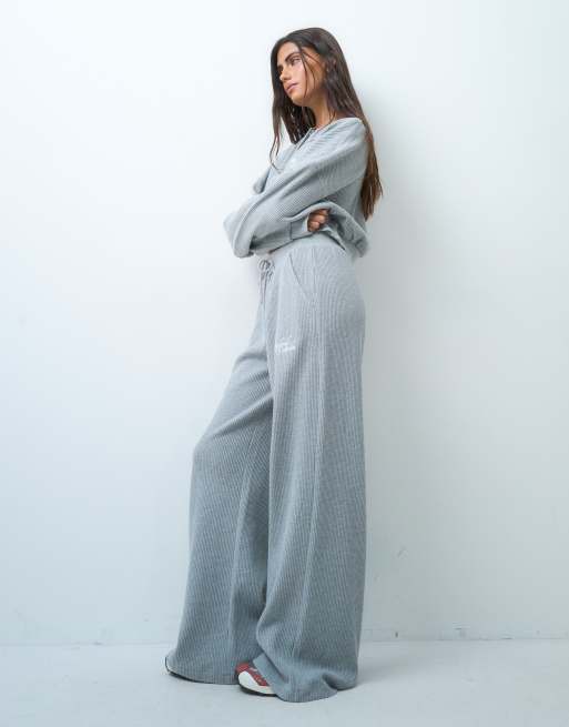 Weekend Collective - conjunto de jogger ancho de punto gofrado en gris, 2 de 5