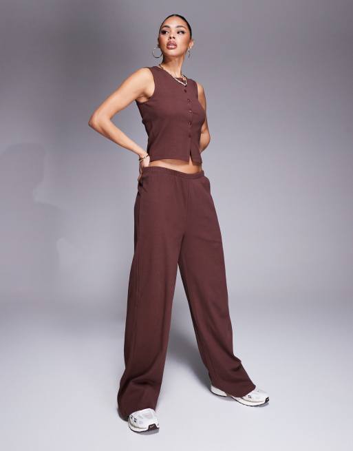 Weekend Collective - Coordinato a coste color cioccolato con top senza maniche con bottoni e pantaloni