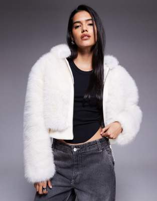 Weekend Collective - Cropped-Jacke aus Kunstpelz in Creme-Weiß