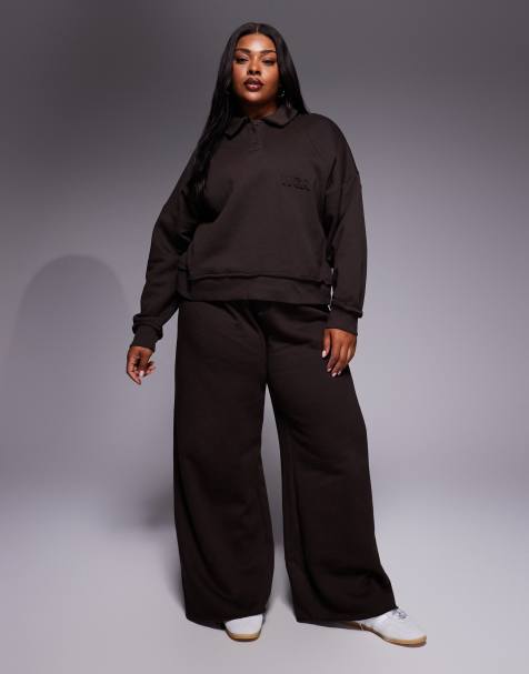 Weekend Collective - Curve - Co-ord set van zware stof met Ski Club-print in chocoladebruin - view 1