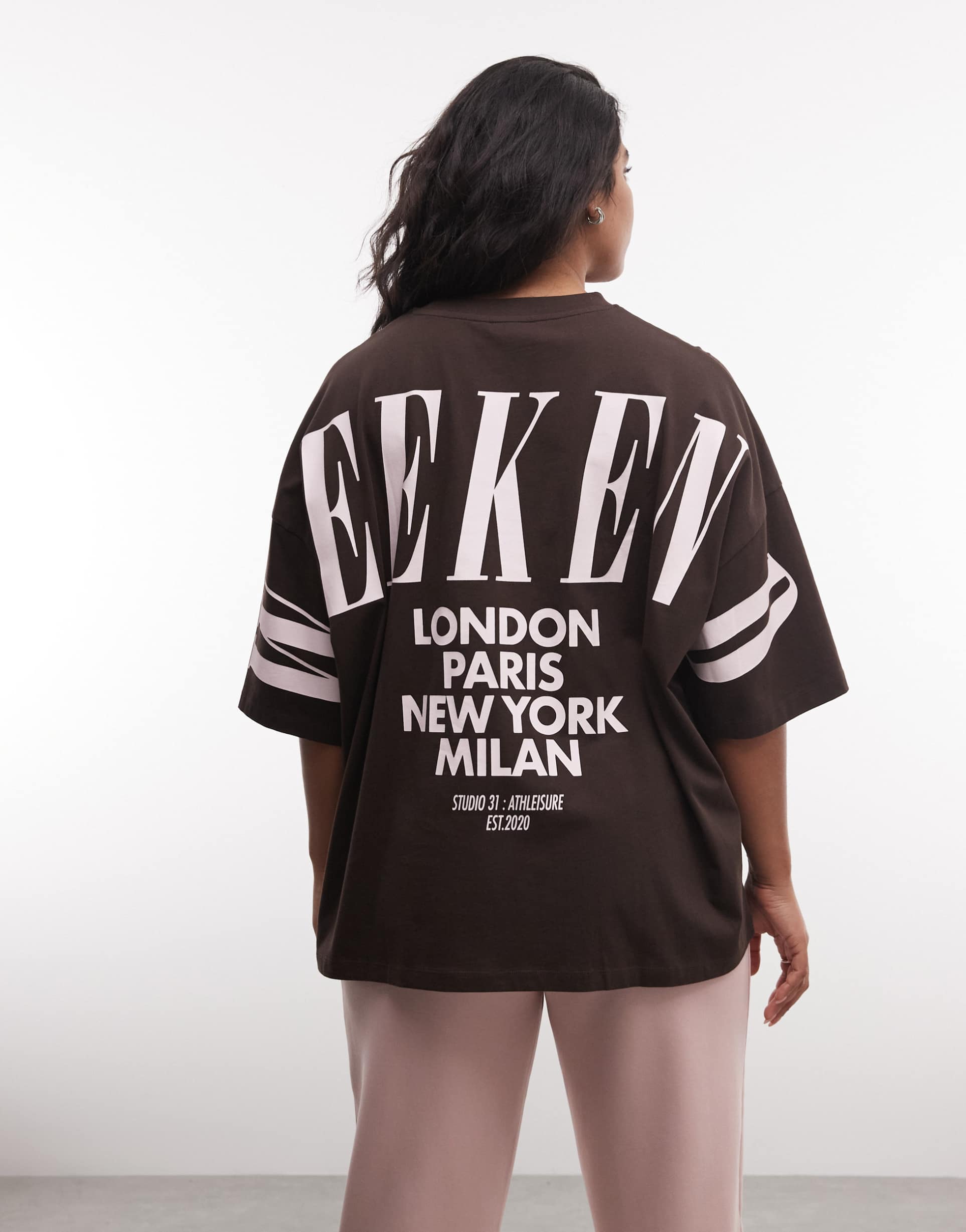 weekend collective curve icon t-shirt with stacked back logo in chocolate