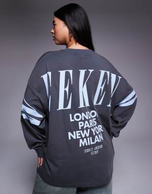 Weekend Collective Curve - Langärmliges Oversize-T-Shirt in verwaschenem Schwarz mit Stapel-Logo am Rücken