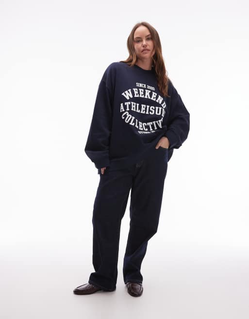 Weekend Collective Curve - Oversized sweater met grafische 'Athleisure Studio' print in marineblauw, 2 van 4