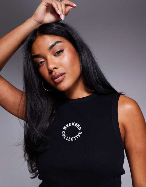 Weekend Collective – Czarny prążkowany podkoszulek z haftowanym logo - view 1