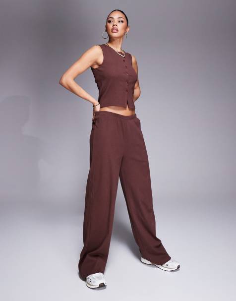 Weekend Collective – Czekoladowy prążkowany zestaw: top bez rękawów zapinany na guziki i spodnie - view 1