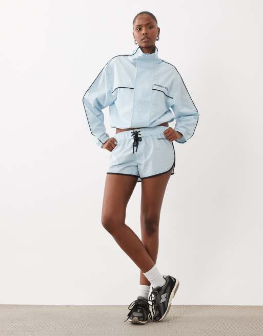 Weekend Collective ensemble 2 pièces short micro en nylon avec détail de taille à nouer bleu bébé, 2 de 5