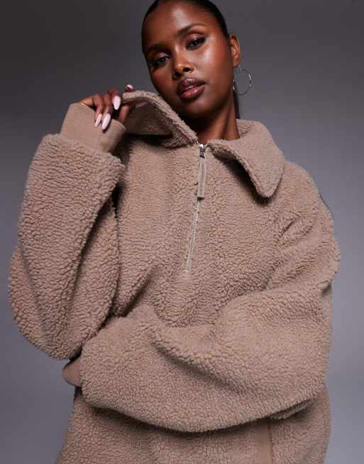 Weekend Collective - Felpa in pile borg marrone con zip corta e ricamo sul retro, 2 di 4