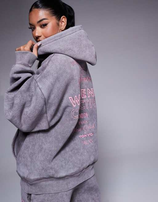 Weekend Collective - Felpa oversize grigio slavato con cappuccio e loghi rosa, 3 di 4