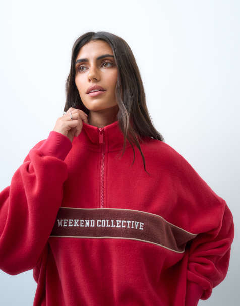Weekend Collective Fleece mit halbem Reißverschluss und Streifen-Logodetail in Rot mit burgunderrotem Streifen - view 1