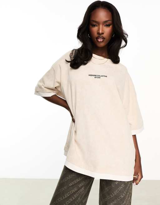 Weekend Collective - Gelaagd T-shirt met korte mouwen en gestapeld logo in zandkleur met wassing